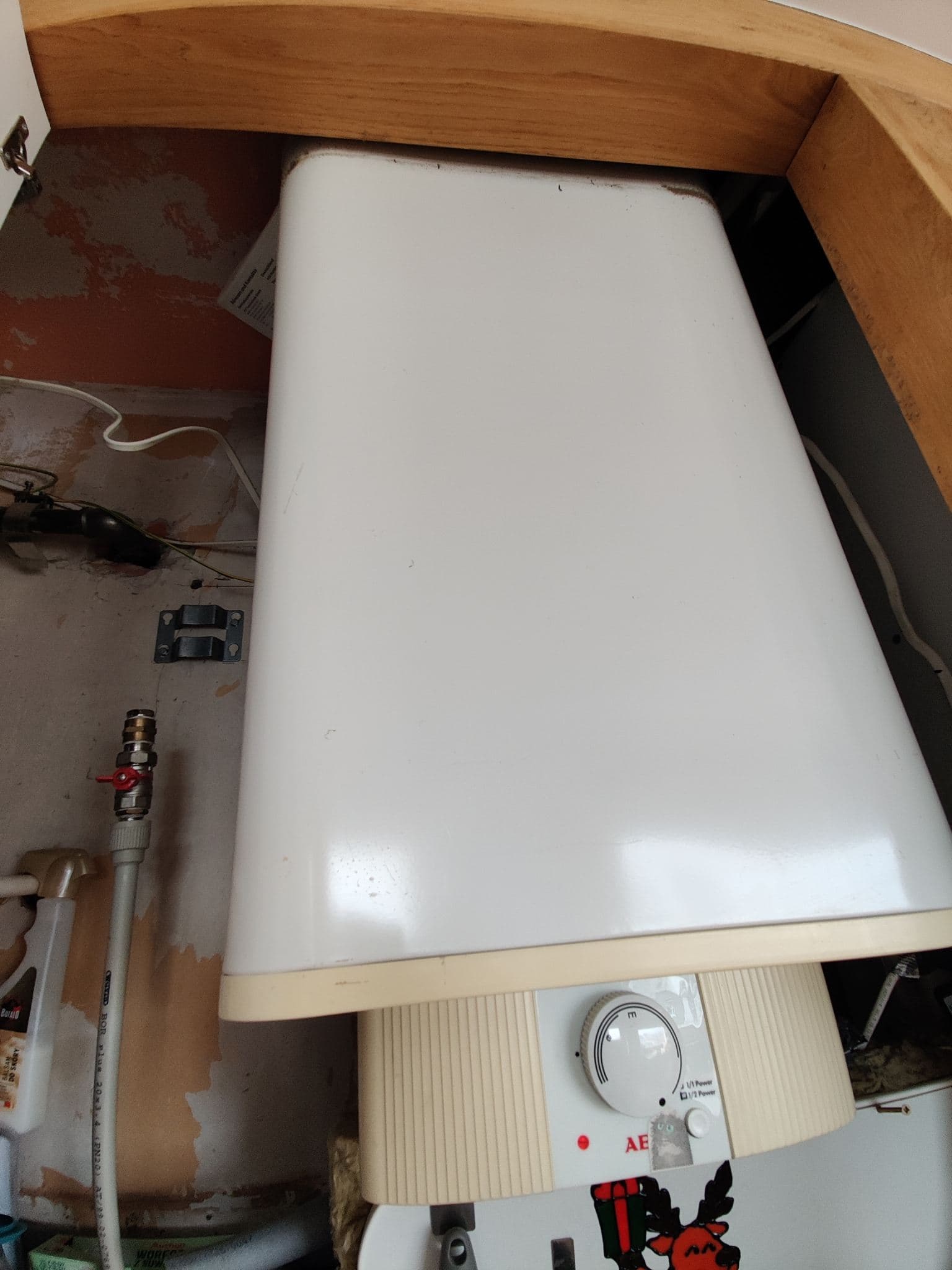 Demontaż starego bojlera Demontaż starego bojlera AEG przed wymianą na nowy model