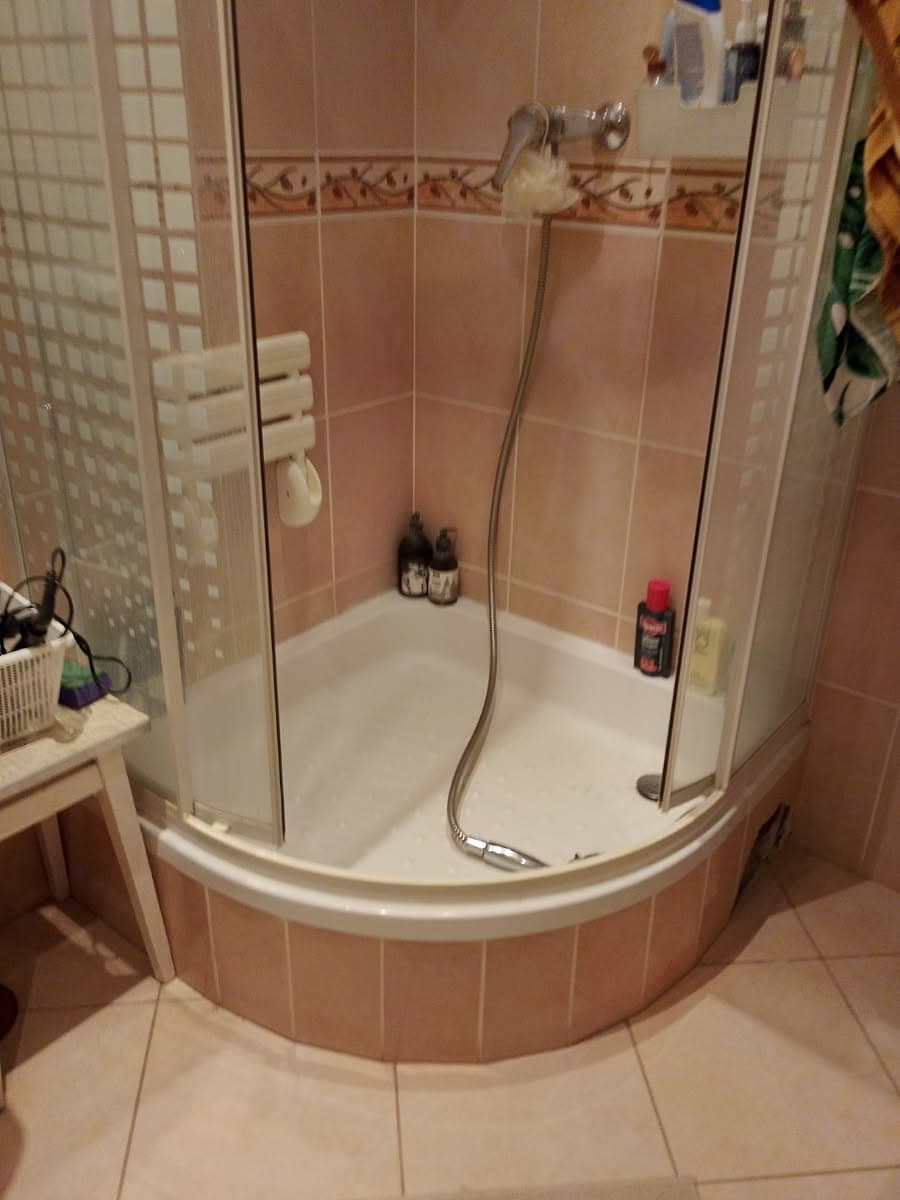 Kabina prysznicowa po naprawie Zamontowana kabina prysznicowa po naprawie wycieku