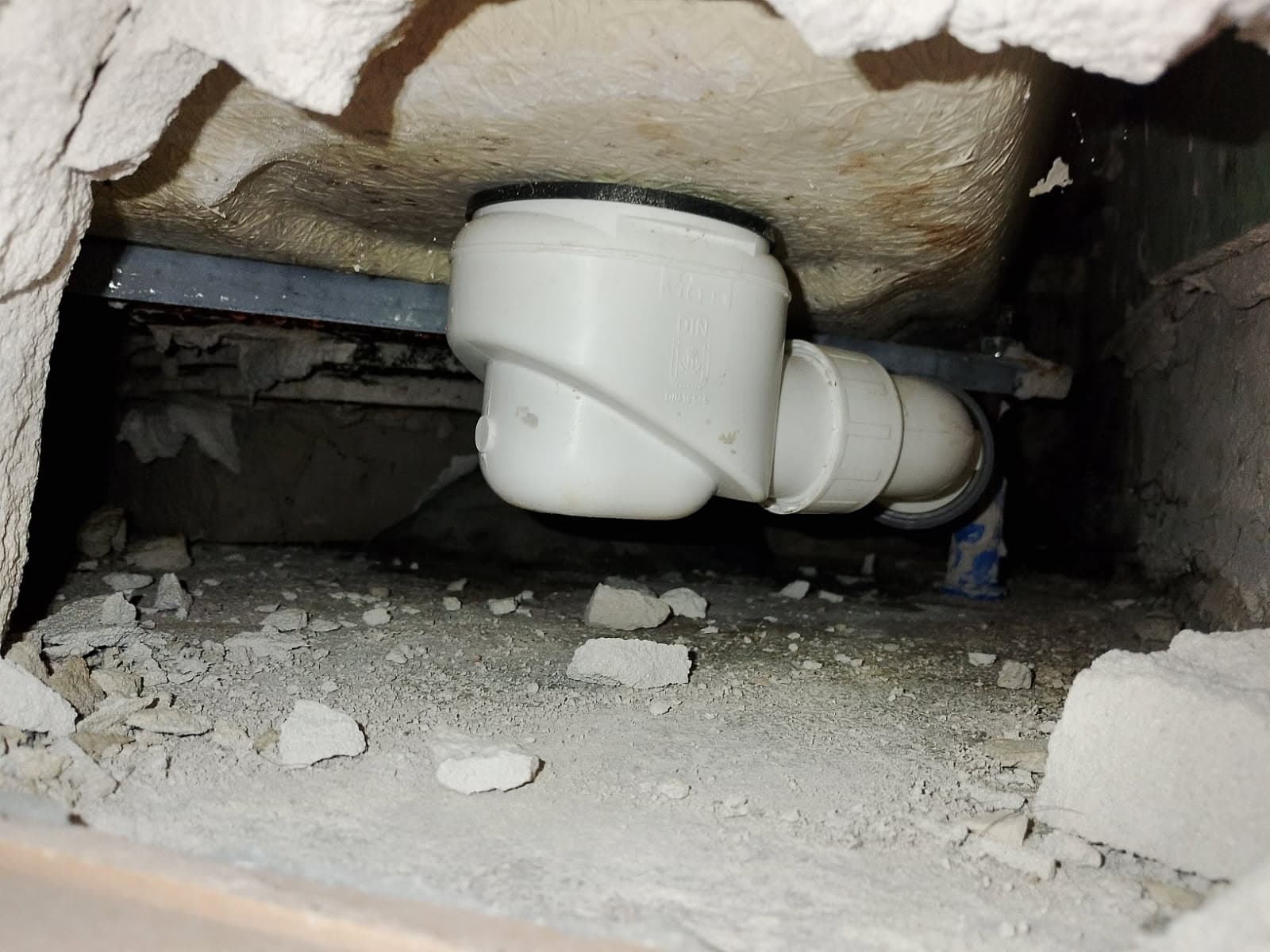 Naprawa wycieku spod prysznica w Gdyni – realizacja