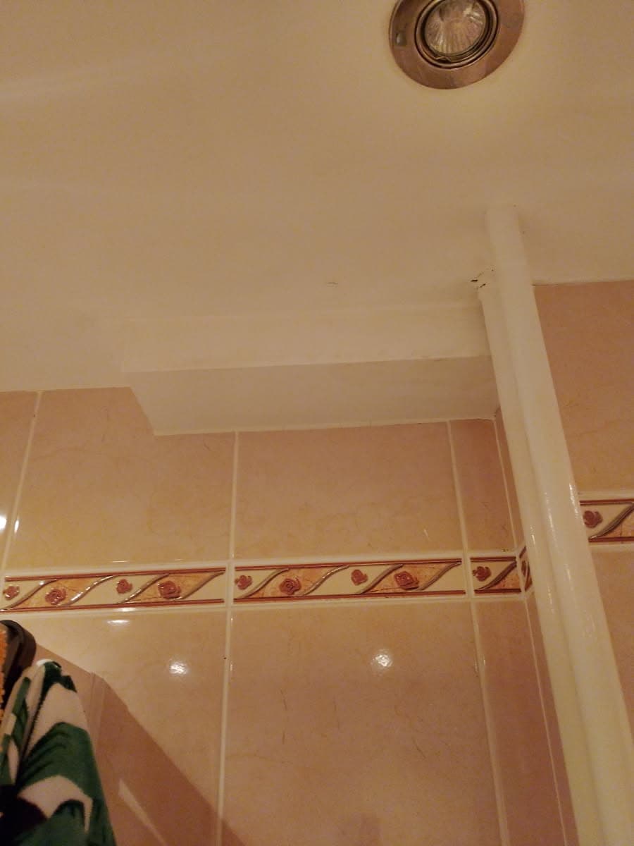 Ściana łazienki po montażu Górna część ściany łazienki po zakończonym montażu