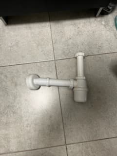 Nowo zamontowany syfon Nowo zamontowany biały plastikowy syfon pod umywalką