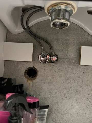 Przygotowanie do montażu Widok na miejsce pod umywalką z przygotowaniami do montażu