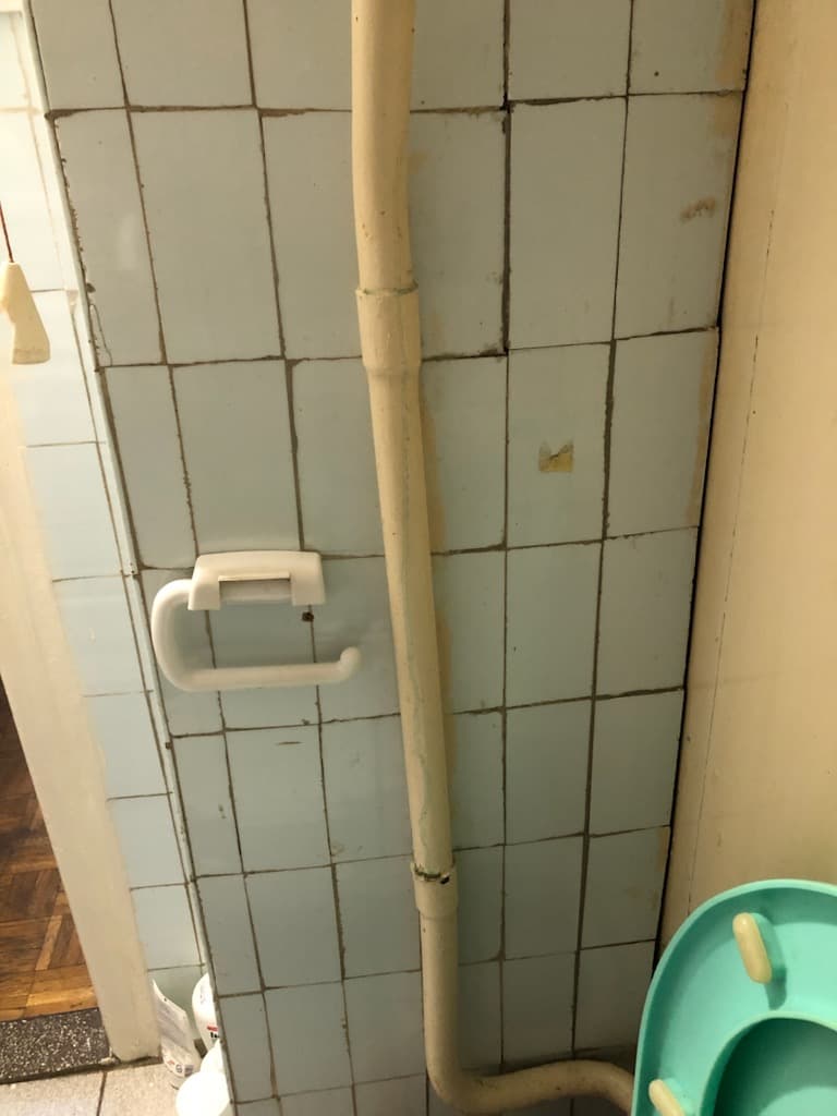 Rura odpływowa starej toalety Rura odpływowa prowadząca od starego zbiornika do muszli klozetowej