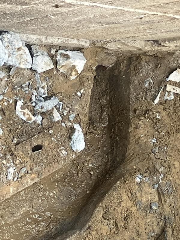 Prace przygotowawcze pod instalację Prace przygotowawcze przed wstawieniem nowej rury kanalizacyjnej