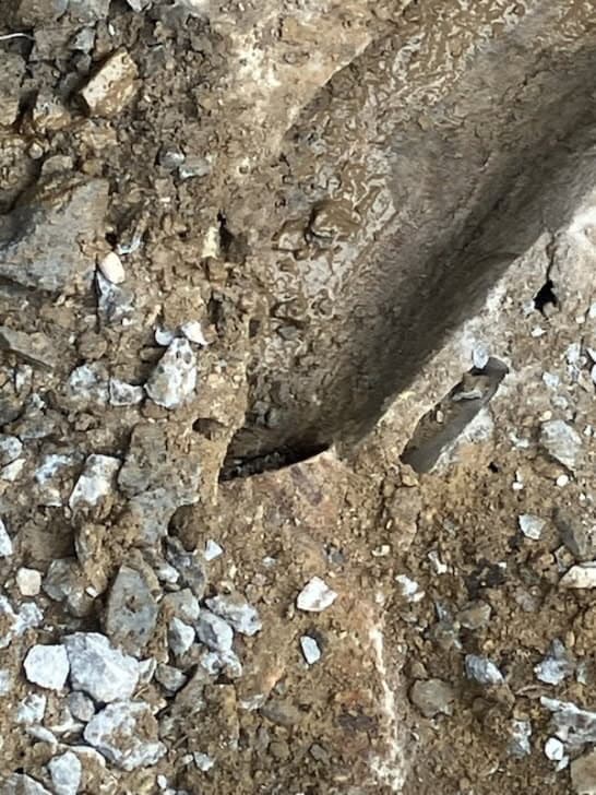 Stary kanał do połączenia Zbliżenie na stary kanał wymagający połączenia z rurą o większej średnicy