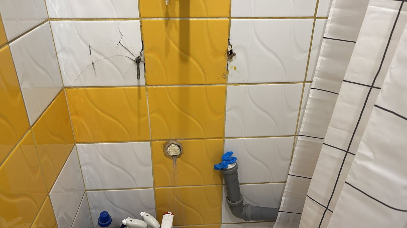 Ściana pod nową umywalkę Ściana łazienki przygotowana do ponownego montażu umywalki