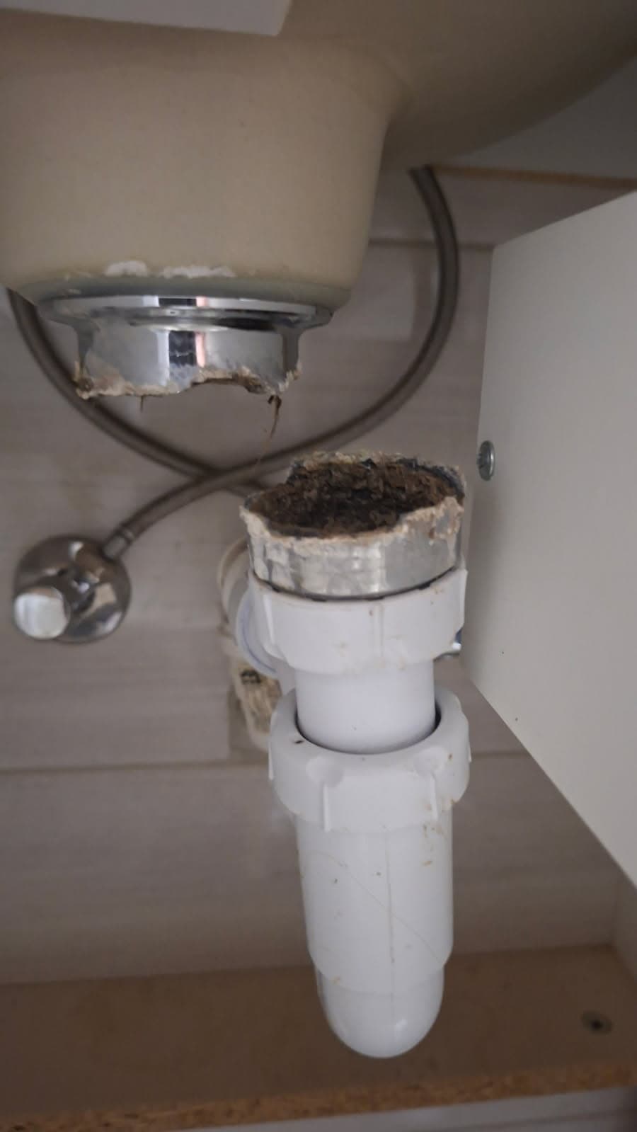Stara instalacja umywalkowa Stara instalacja umywalkowa z widocznym urwanym końcem rury odpływowej