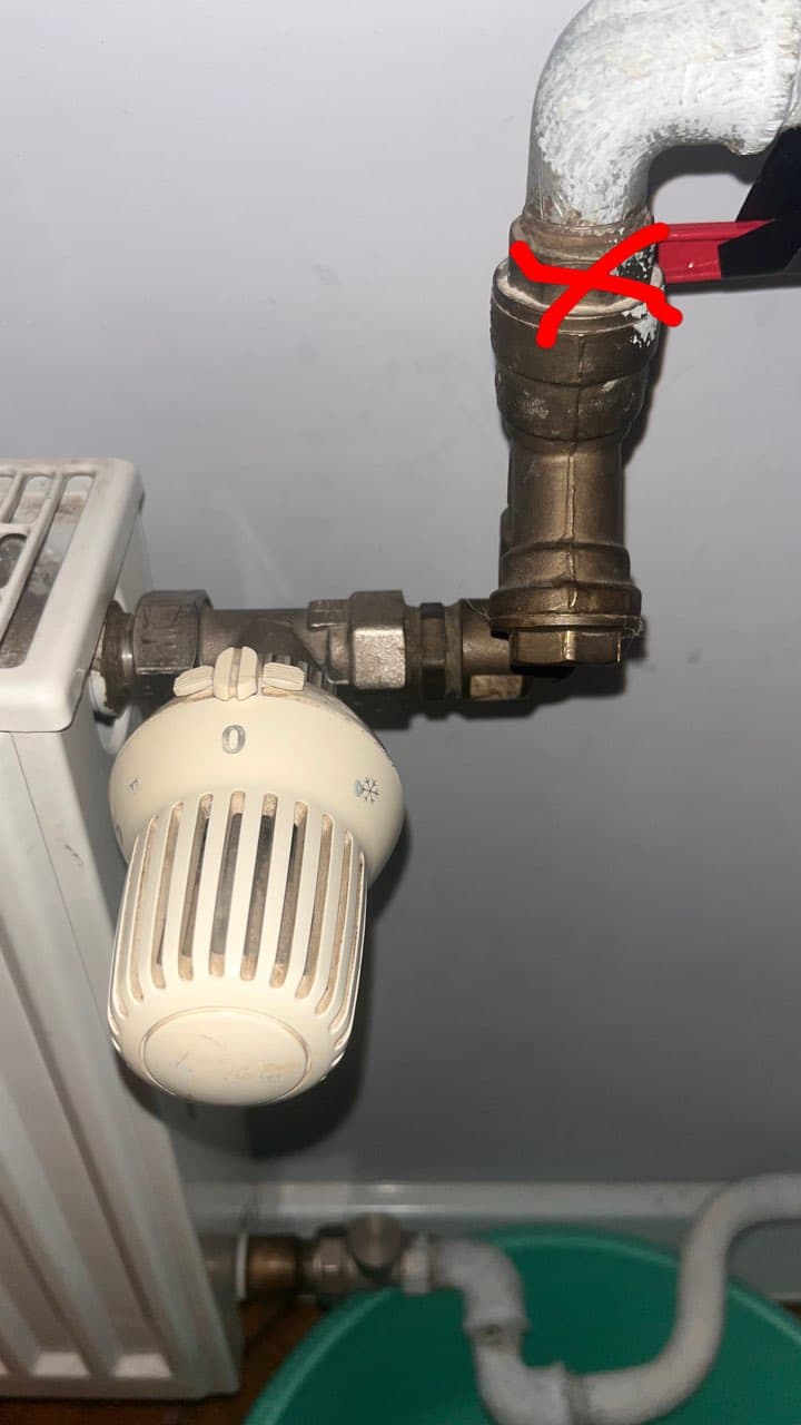 Zaznaczone miejsce przecieku na zaworze Zbliżenie na uszkodzony zawór z zaznaczeniem miejsca przecieku