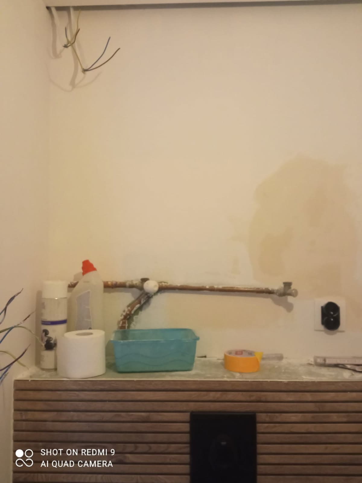 Przygotowanie rury instalacyjnej Rury instalacyjne przygotowane do montażu kaloryfera w łazience