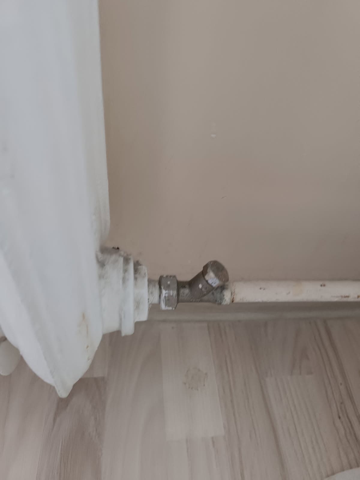 Dolny zawór przed wymianą Dolny zawór przy grzejniku przygotowany do wymiany w Prokocimiu