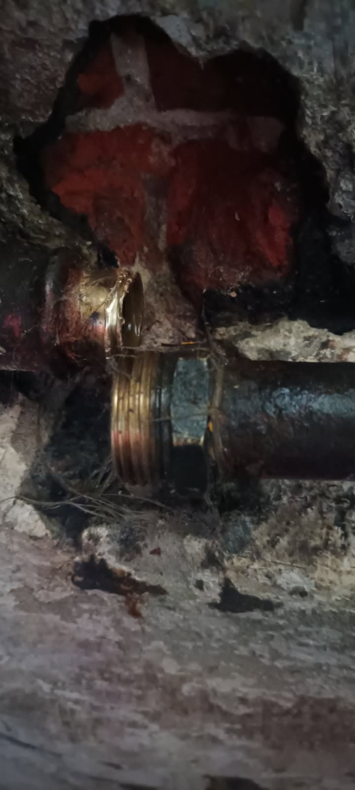 Zbliżenie pęknięcia rury Detal pęknięcia rury i nakrętki w instalacji