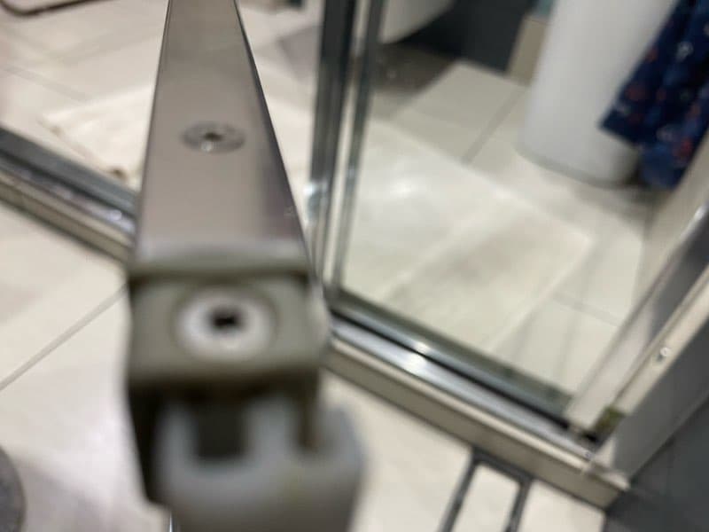 Mechanizm przesuwania Widok wewnętrzny mechanizmu przesuwnego w drzwiach prysznicowych