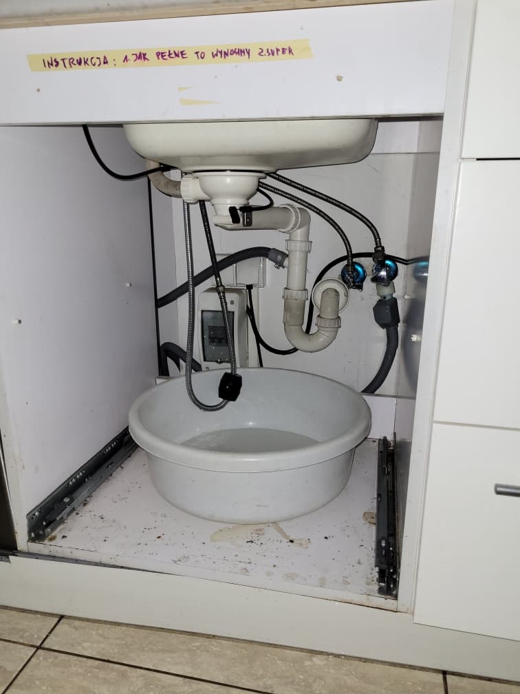 Instalacja przed pracami Widok ogólny na instalację pod zlewem przed rozpoczęciem prac naprawczych