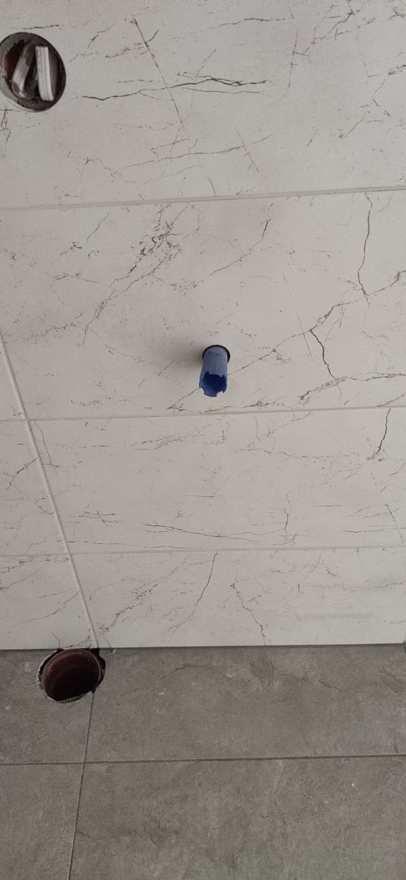 Zabezpieczona rura przed montażem Widok na rurę zabezpieczoną czerwonym plastikiem przed montażem zaworu