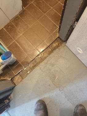 Stan podłogi przed pracami Nierówna podłoga przed wyrównaniem i montażem odpływu liniowego