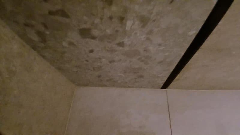 Usunięcie starego silikonu Detal płytki ściennej po usunięciu starego silikonu