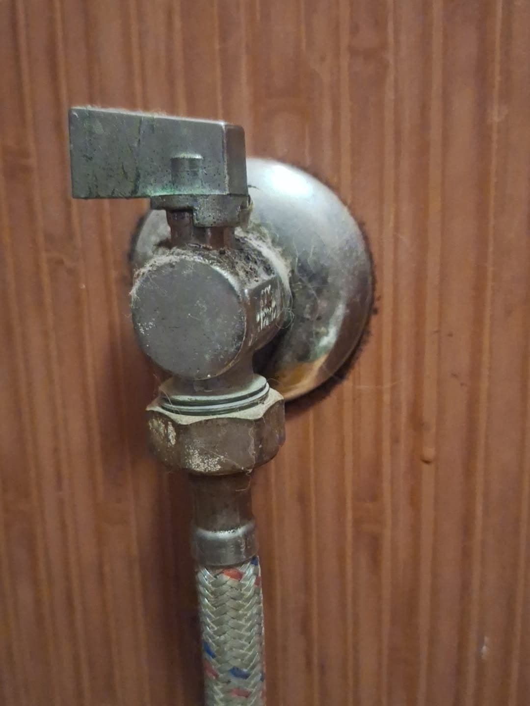 Nowy zawór po wymianie Nowo zamontowany zawór odcinający przy instalacji wodnej
