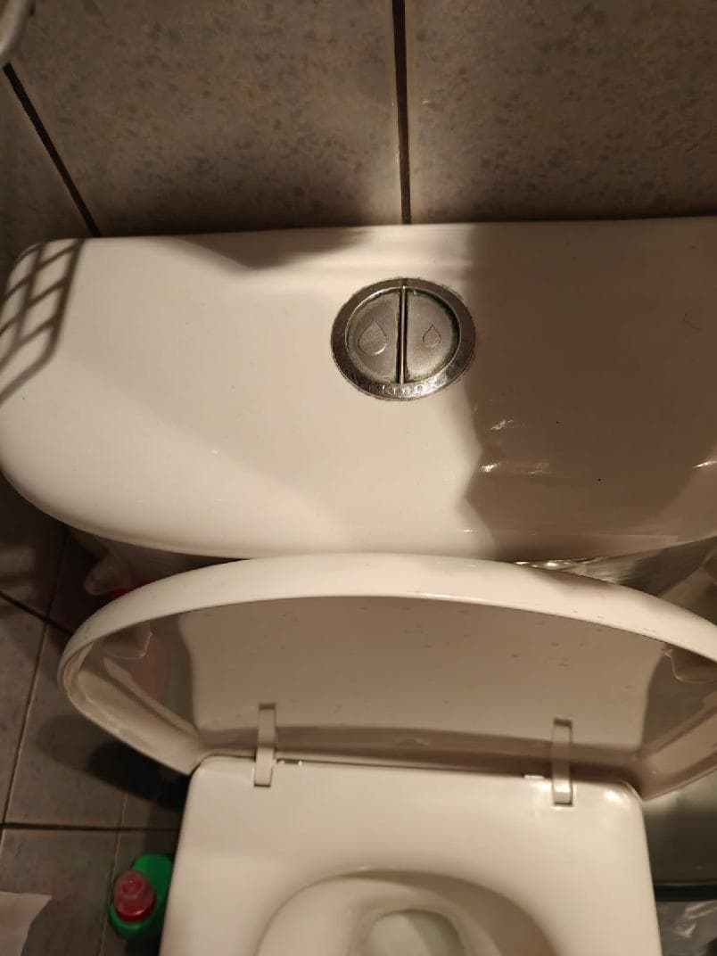 Zbliżenie spłuczki kompakta Zbliżenie spłuczki starego kompakta WC wymagającego wymiany