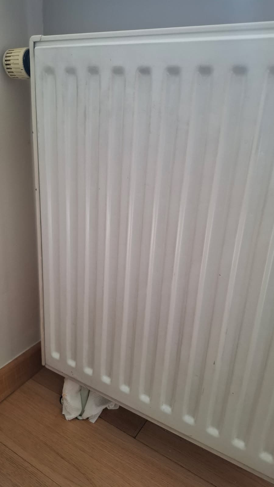 Detale cieknącego grzejnika Zbliżenie na detale cieknącego grzejnika do wymiany
