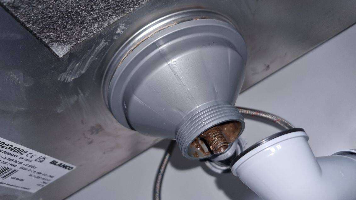 Demontaż syfonu pod zlewem Usunięty syfon podłączony do dolnej części zlewu Blanco