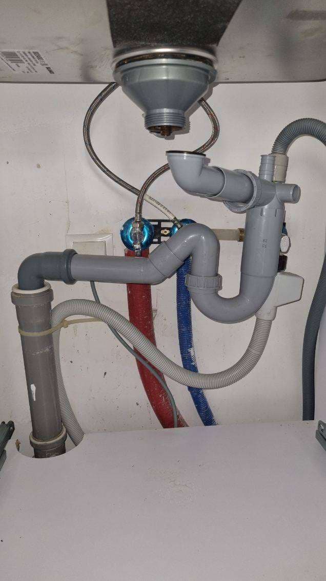 Nowy syfon pod zlewem Blanco Nowy podwójny syfon zamontowany pod zlewem Blanco Etagon 500U