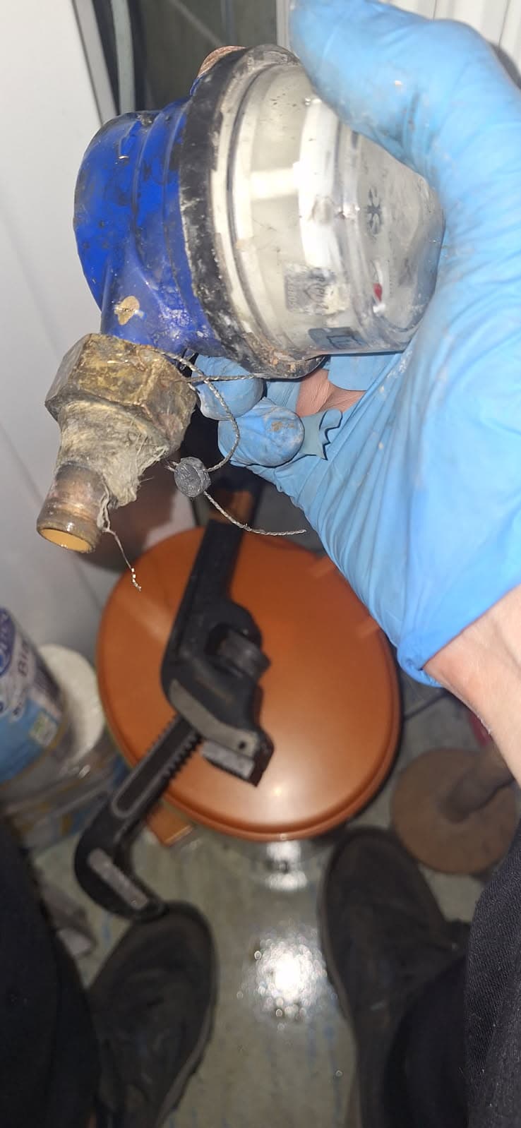 Naprawa uszkodzonej rurki miedzianej przy wymianie licznika