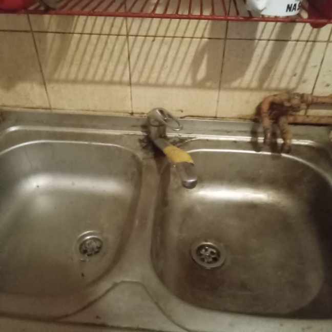 Podwójny zlew kuchenny Podwójny zlew kuchenny przed wymianą baterii