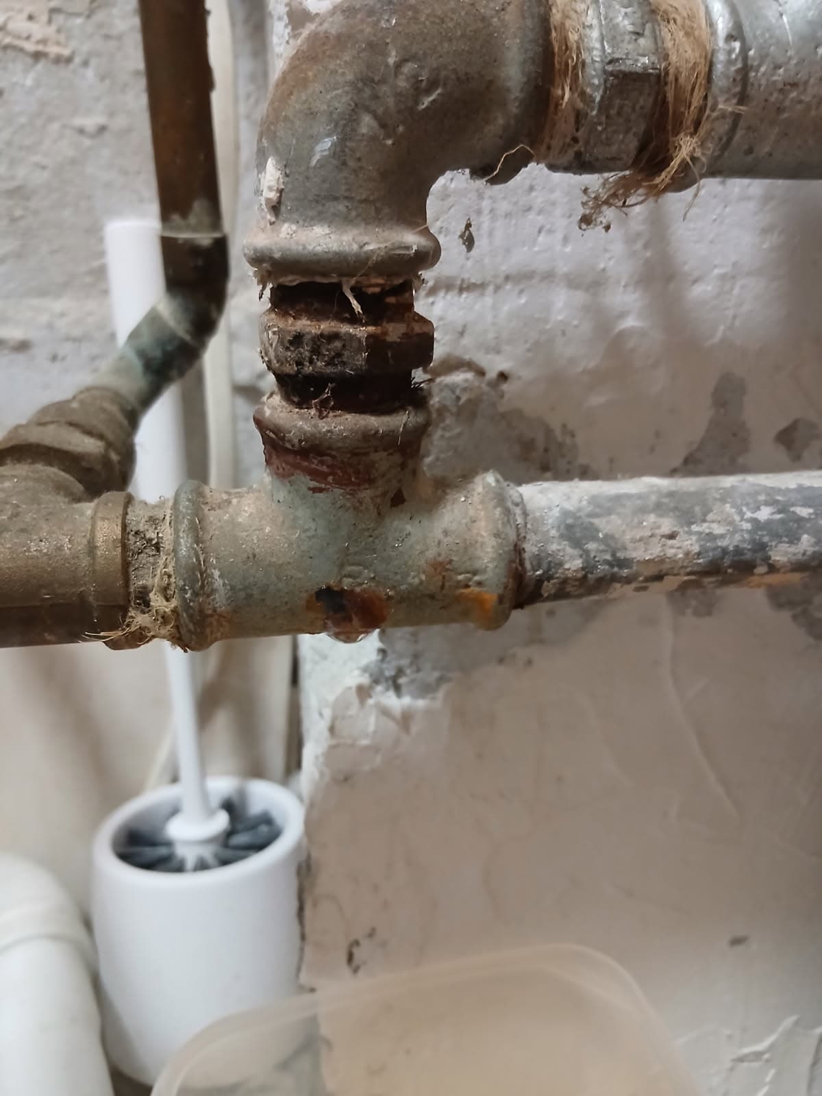 Korozja wokół uszkodzonego połączenia Zbliżenie na miejsce wycieku z korozją przed wymianą trójnika