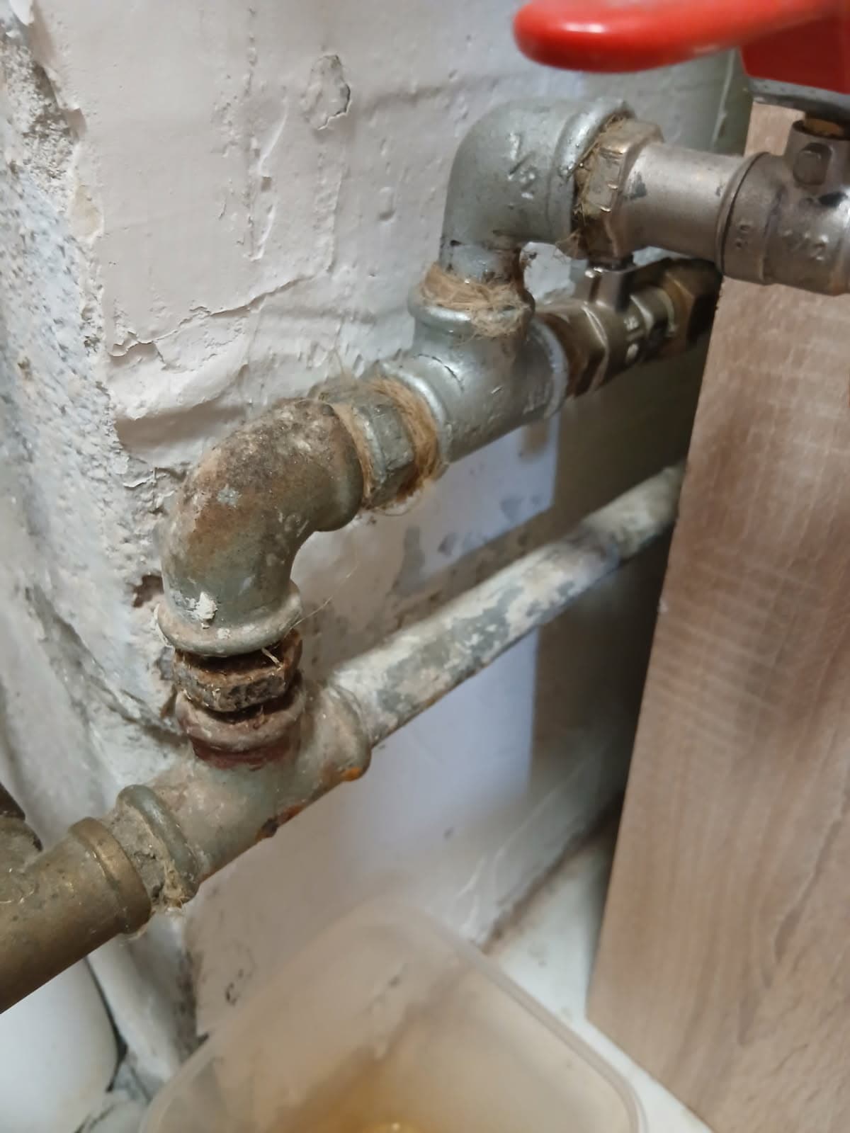 Naprawa cieknącego trójnika w instalacji wodnej