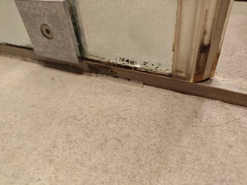 Odświeżenie łazienki przez wymianę silikonów