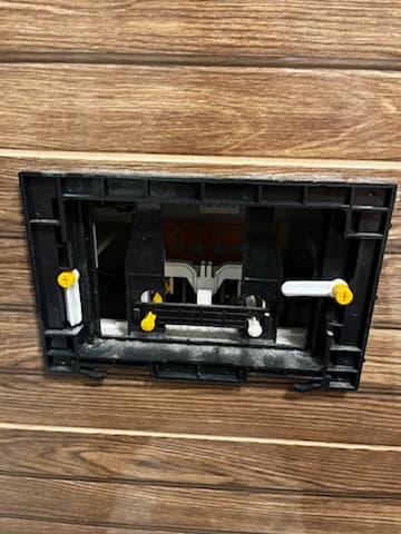 Klapa rewizyjna toalety Otwarta klapa rewizyjna toalety z widocznymi elementami wewnętrznymi