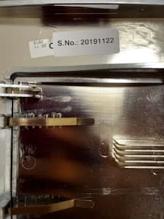 Konstrukcja wewnętrzna toalety Metalowa konstrukcja wewnętrzna toalety z numerem seryjnym