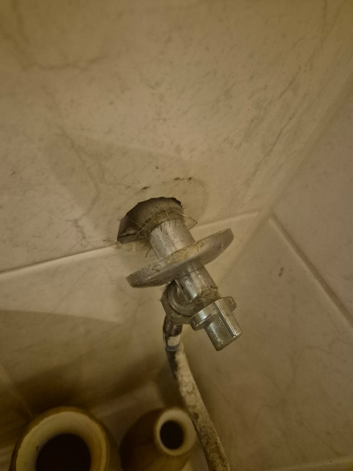 "Demontaż starych elementów instalacji pod umywalką" "Demontaż starych elementów instalacji pod umywalką"