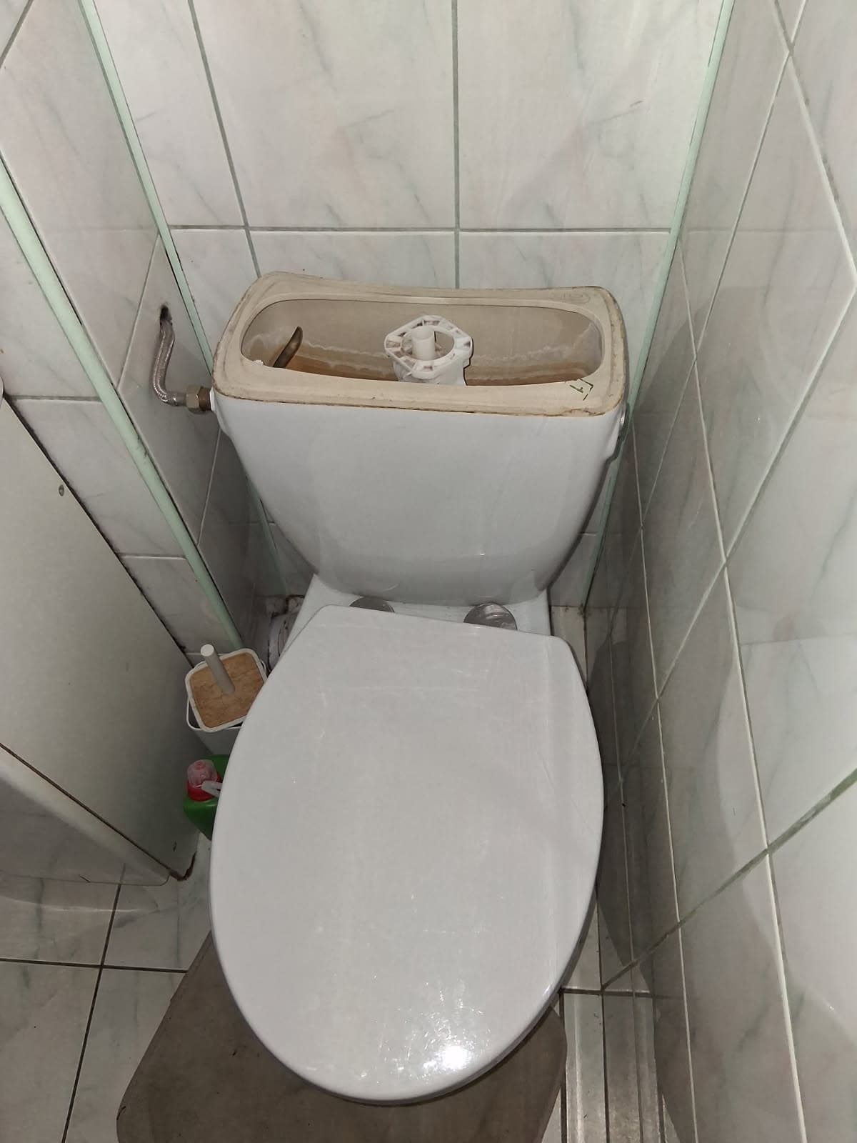 Efektywna wymiana toalety w niewielkiej łazience – realizacja