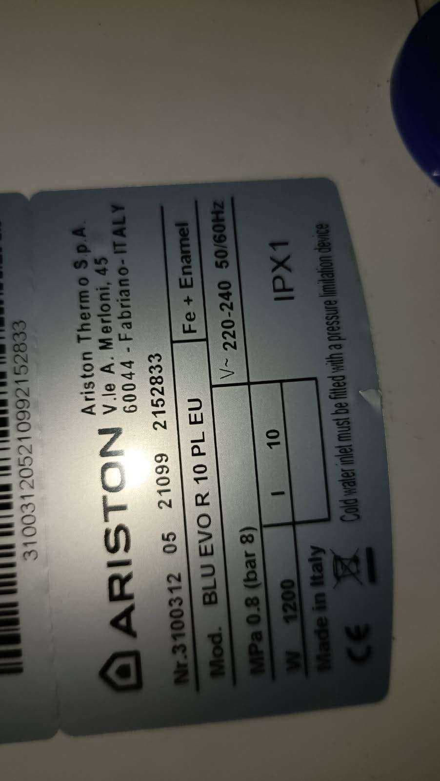 Tabliczka znamionowa podgrzewacza Ariston Tabliczka znamionowa podgrzewacza Ariston z danymi technicznymi urządzenia