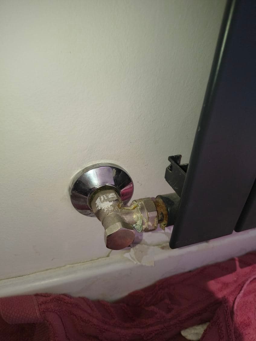 Kaloryfer po naprawie Dolna część nowoczesnego kaloryfera wraz z zaworem po naprawie