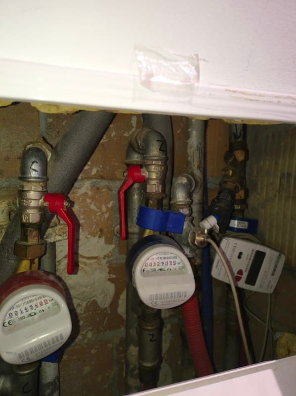 Instalacja przed naprawą Instalacja wodna z licznikami i zaworami przed naprawą