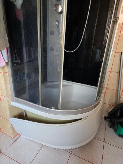 Kabina prysznicowa bez dolnej pokrywy Widok kabiny prysznicowej z usuniętą dolną pokrywką