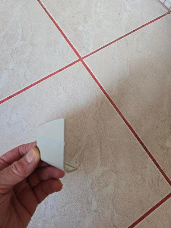 Pokrywka brodzika przed naprawą Pokrywka brodzika przed naprawą trzymana w ręce