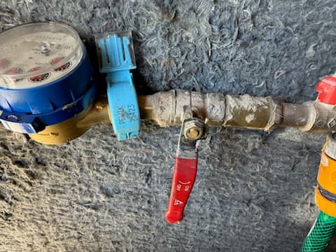 Instalacja po wymianie Widok na instalację wodną po zakończonej wymianie zaworu